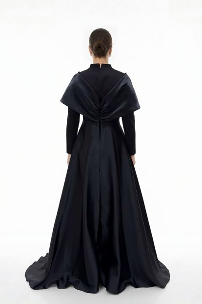 فستان سهرة أسود بياقة هالتر ومقاسات كبيرة